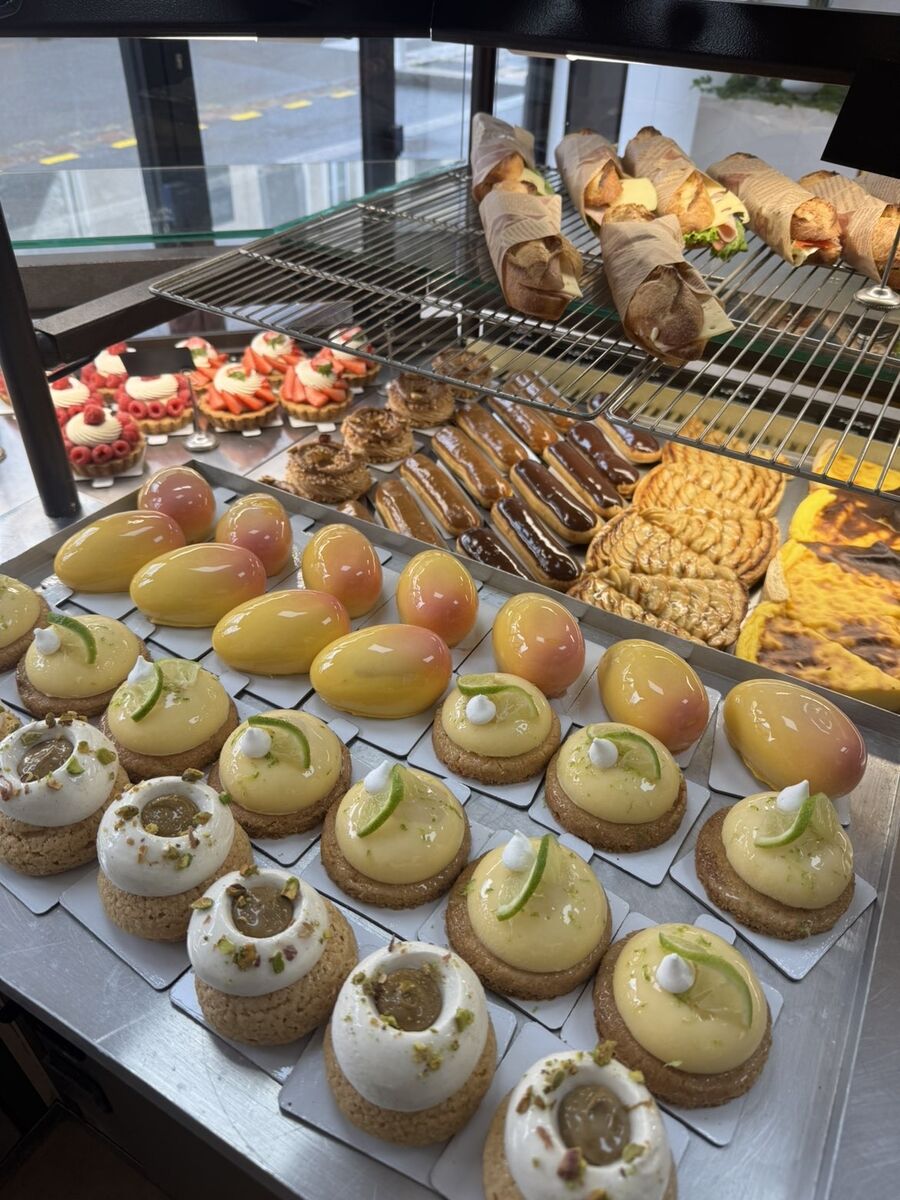 Pâtisseries du jour — entremets citron et éclairs