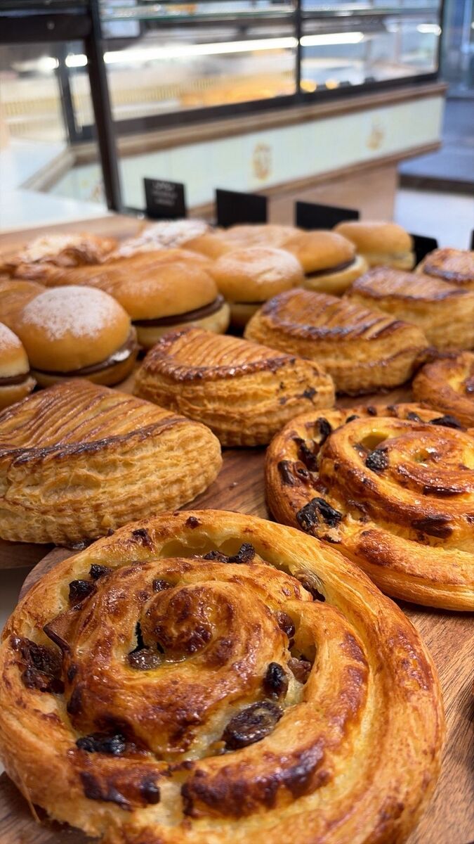 Viennoiseries — pains aux raisins et croissants