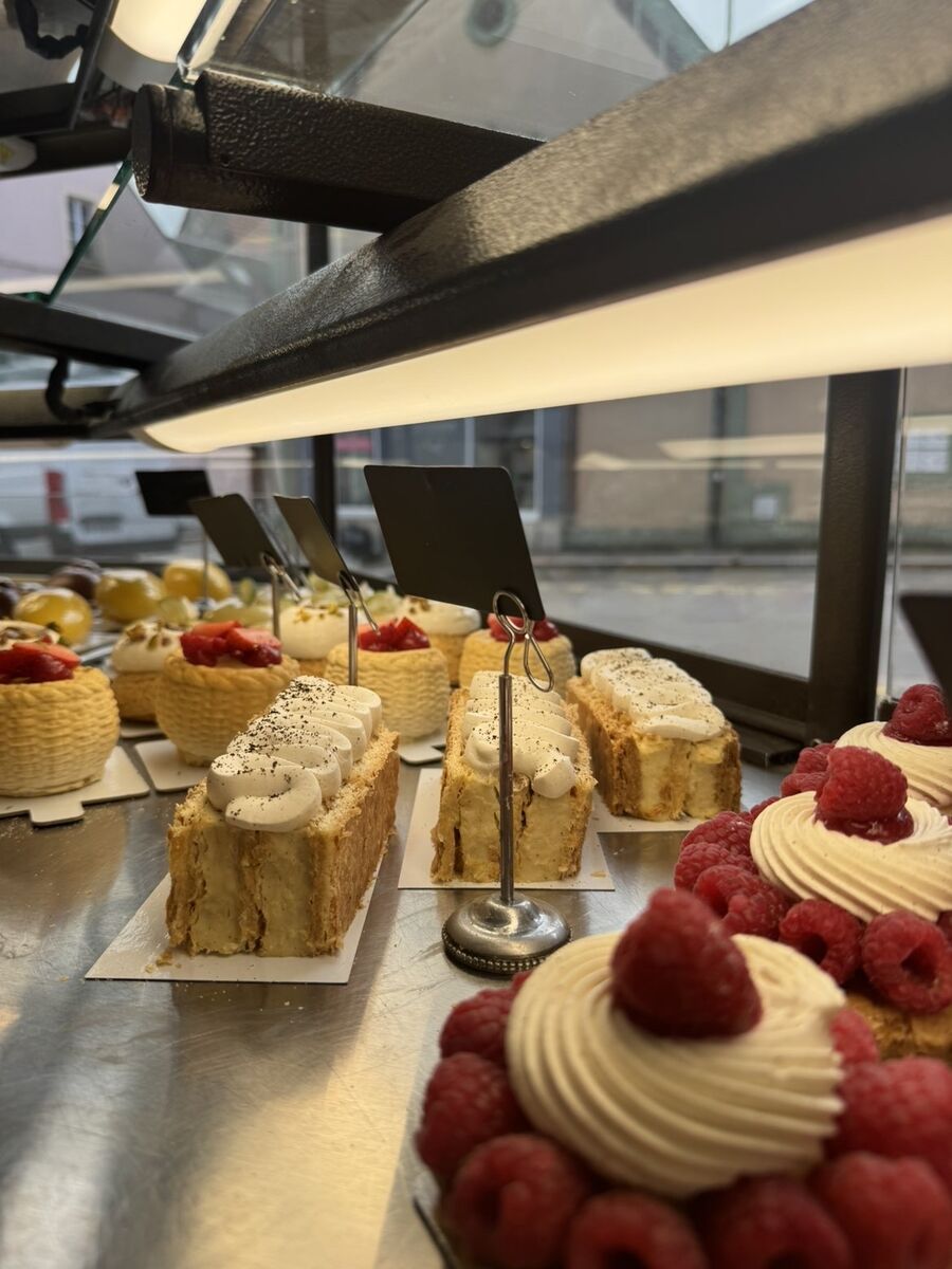 Vitrine fraisiers et tartelettes framboises